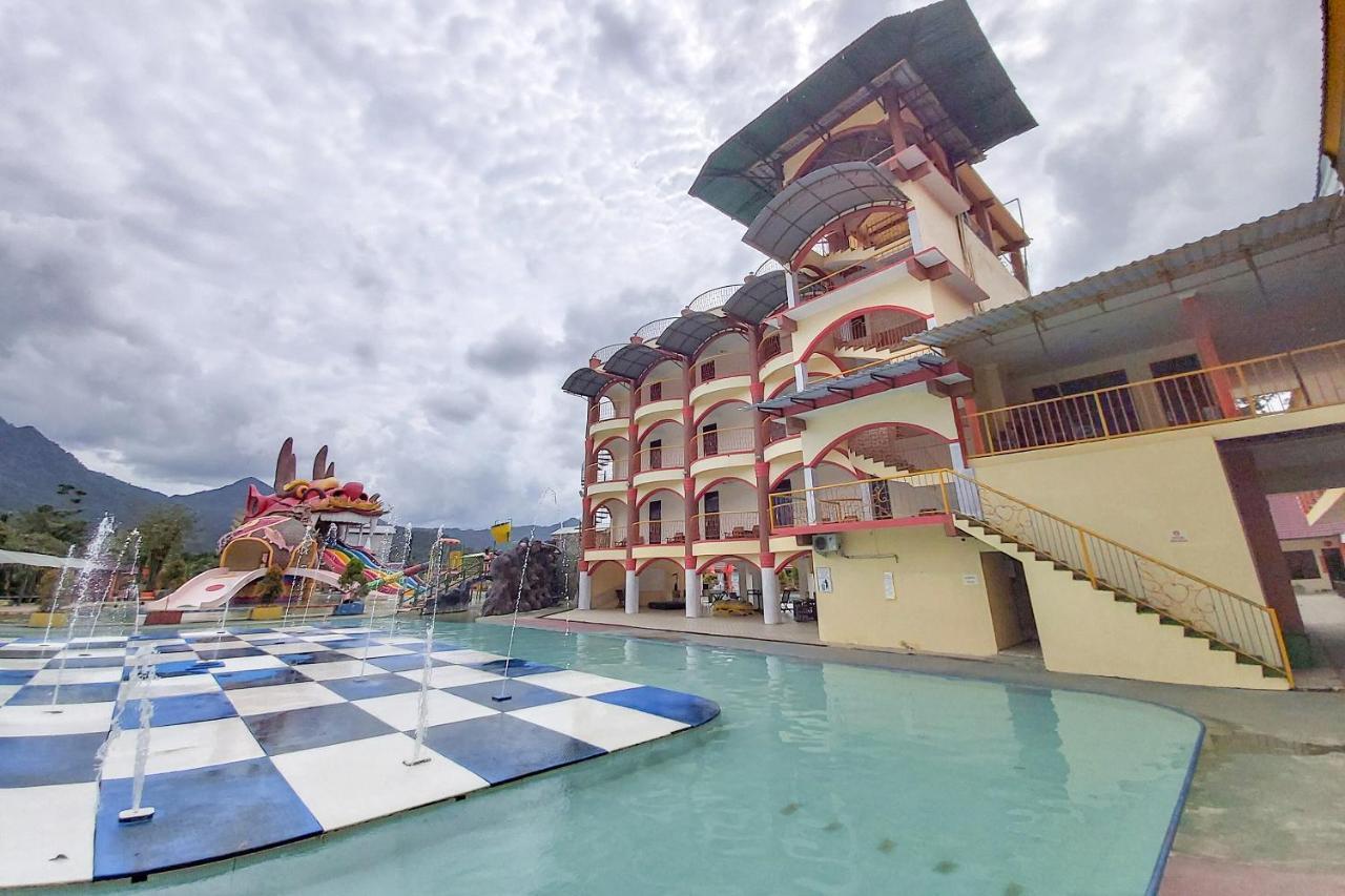 Oyo 3196 Hotel Taman Cinta Singkawang Exterior photo