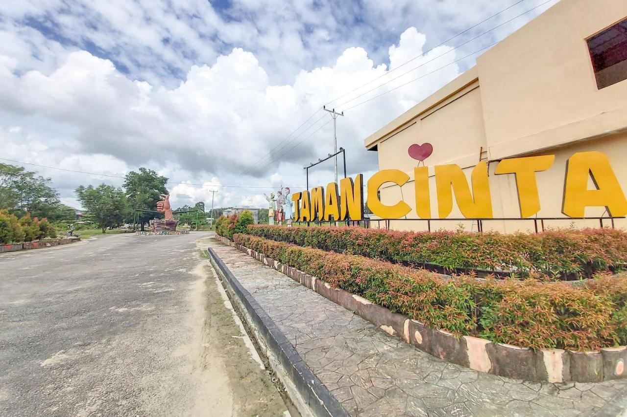 Oyo 3196 Hotel Taman Cinta Singkawang Exterior photo