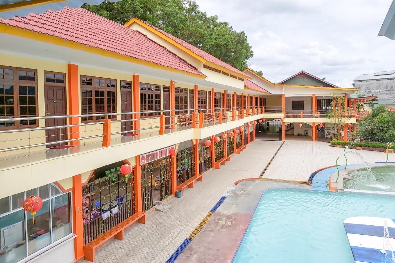 Oyo 3196 Hotel Taman Cinta Singkawang Exterior photo